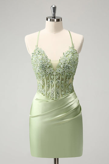 Vestido de cóctel con corsé ajustado y apliques de cuentas y tirantes finos con purpurina verde